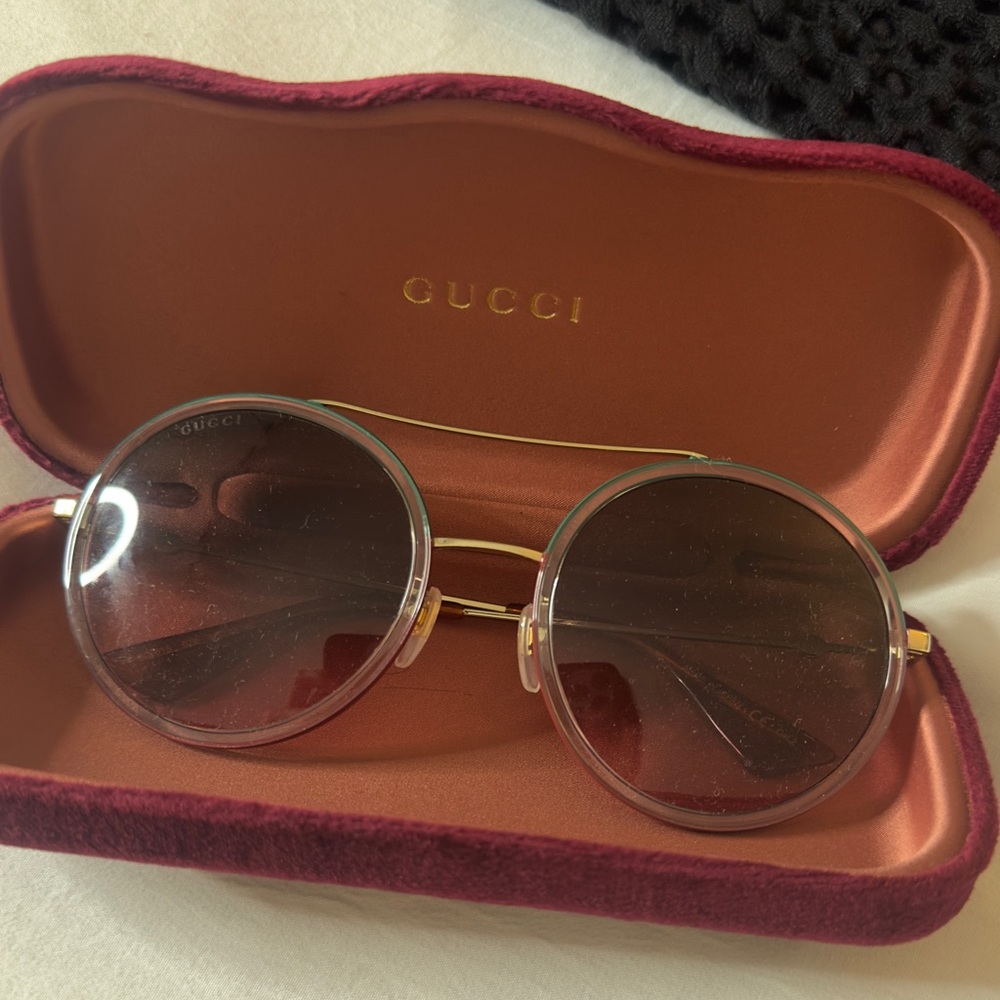 Guccci sunglasses with case - Picture 3 of 6